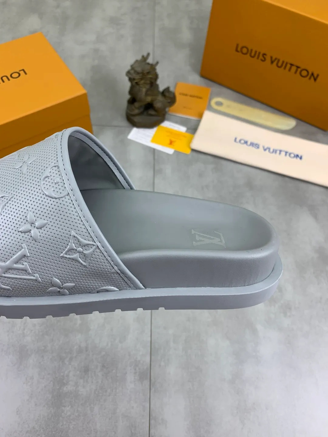 Men's shoes 💰P300💰【New style】🆘 Original quality 【LOUIS VUITTON】The popular Louis Vuitton LV men's slippers on the official website are on sale simultaneously! Original fabric imported from Italy, original factory special supply, code number: 38-44 (45 customized), many colors available